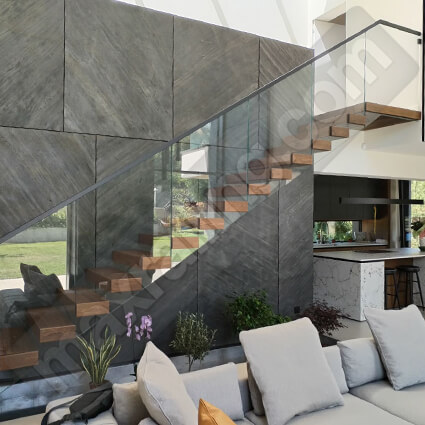 Стъклен парапет по стълби с дистанционери